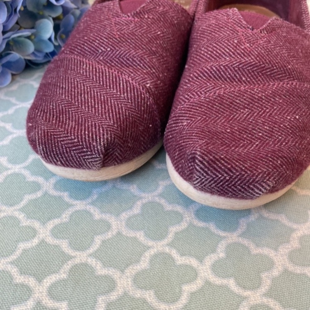 TOMS Burgundy Herringbone Slip On Shoes 8 - Picture 2 of 9